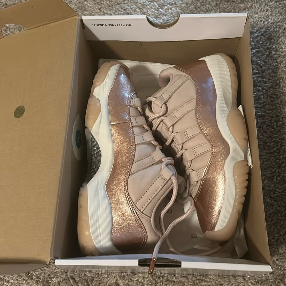 women’s jordan 11s lows size 5